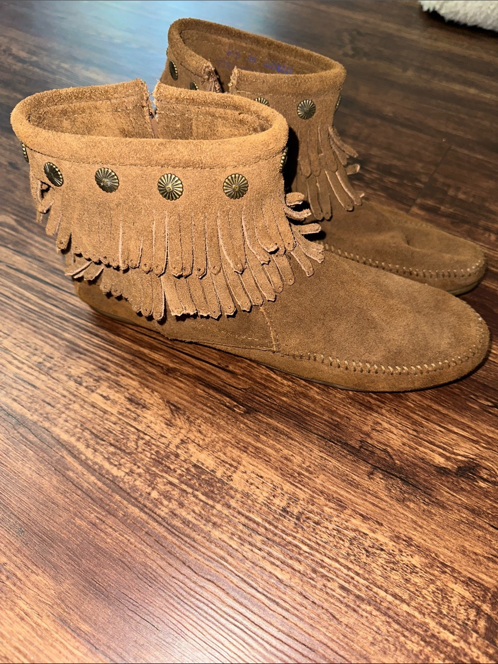 Minnetonka women’s 11 Fringe Suede Ankle Boots Brown - Picture 2 of 8
